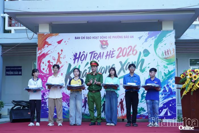 Ban tổ chức trao quà cho các học sinh có hoàn cảnh khó khăn.