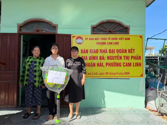 Bà Phan Thị Thu Cúc - Bí thư Đảng ủy, Chủ tịch HĐND phường Cam Linh tặng quà cho gia đình bà Phấn.