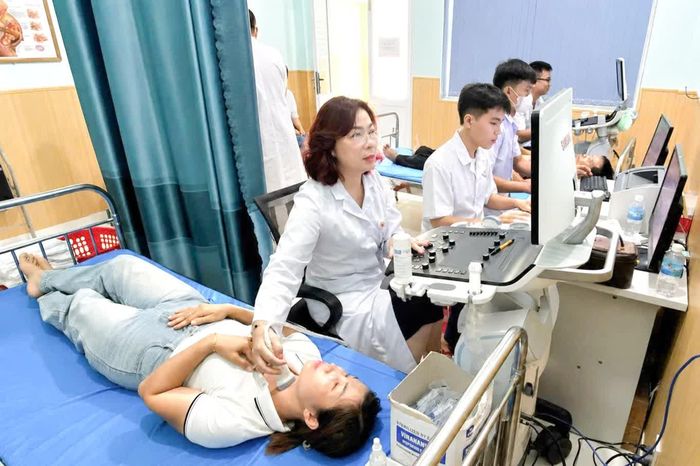 Các y, bác sĩ khám sức khỏe cho thân nhân quân nhân.