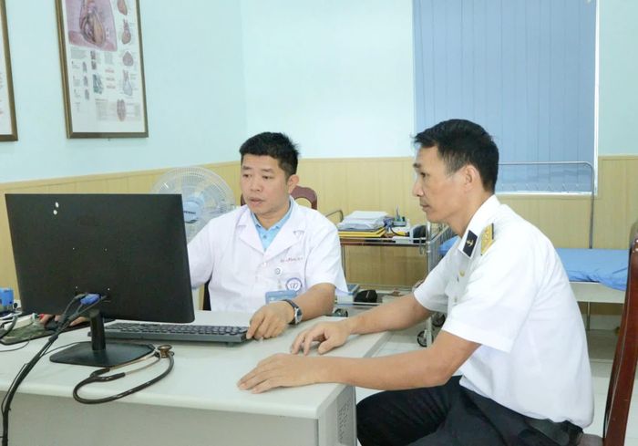 Bác sĩ tư vấn sức khỏe cho quân nhân.