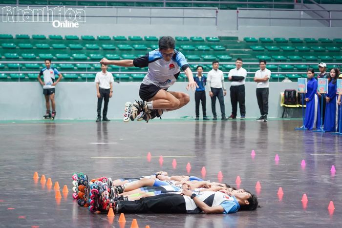 Vận động viên biểu diễn kỹ thuật trượt patin tại lễ khai mạc.
