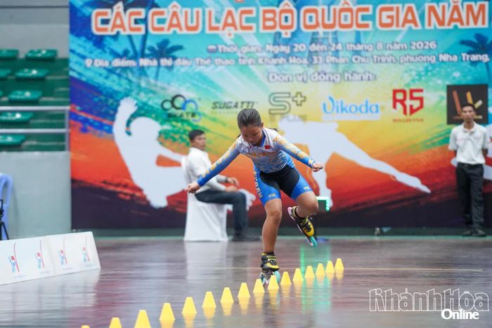 Thi đấu nội dung patin tốc độ.