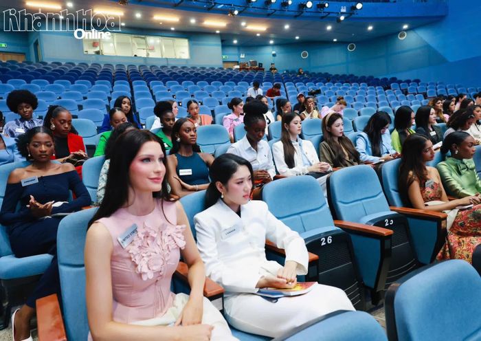 Các thí sinh tập trung theo dõi phần thi Người đẹp truyền thông.
