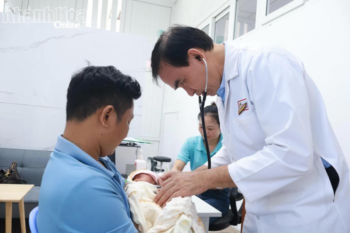 Các bác sĩ Bệnh viện Tim Tâm Đức khám cho trẻ.