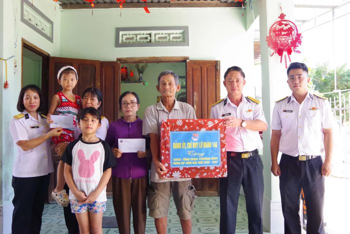 Đoàn công tác tặng quà chuẩn bị năm học mới cho cháu Tống Ngọc Phương Nghi.