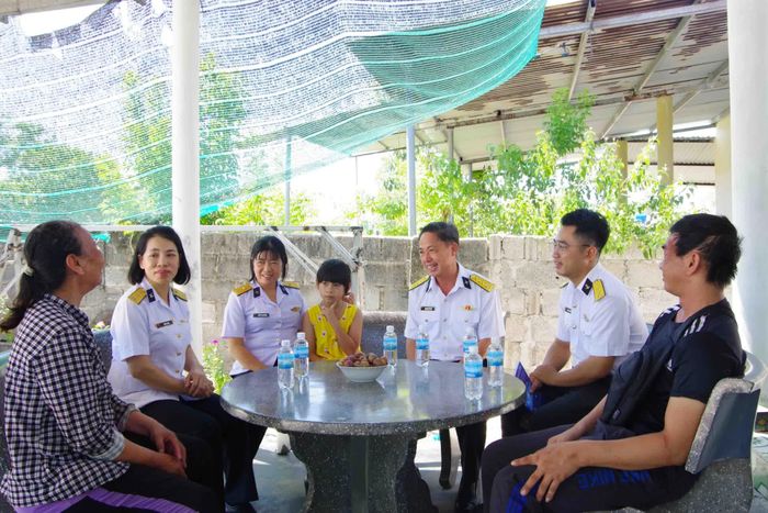 Đoàn công tác thăm hỏi tình hình học tập của cháu Quách Bảo Yến.