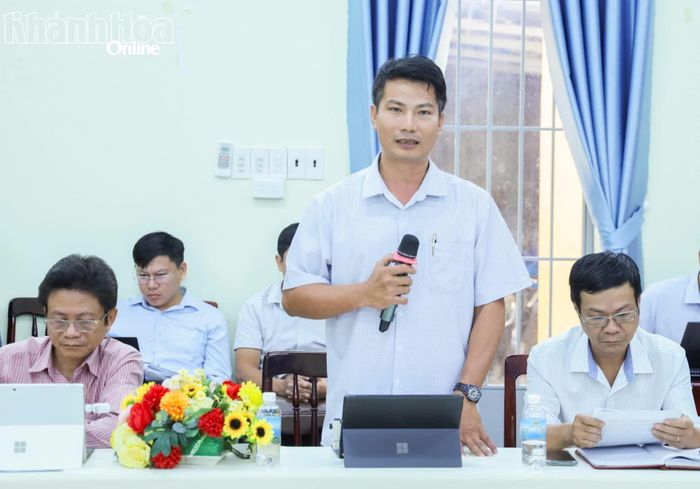 Lãnh đạo xã Đông Khánh Sơn báo cáo tại buổi làm việc.