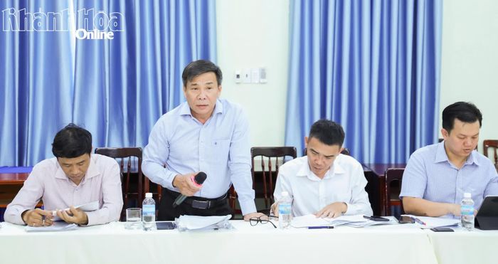 Lãnh đạo Ban Kinh tế - Ngân sách HĐND tỉnh báo cáo tại buổi làm việc.