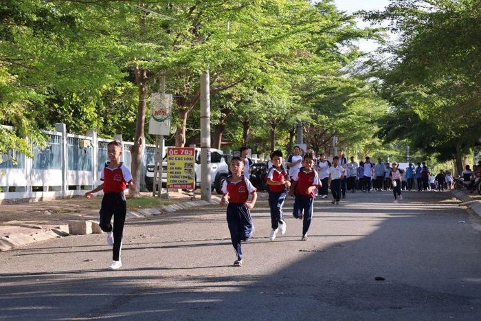 Học sinh các trường trên địa bàn xã tham gia chạy bộ gây quỹ học bổng.