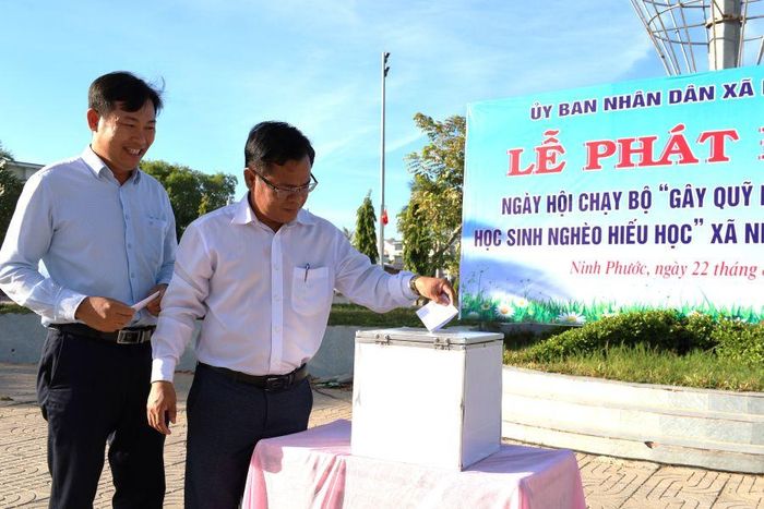 Lãnh đạo xã Ninh Phước tham gia ủng hộ quỹ học bổng tại lễ phát động.