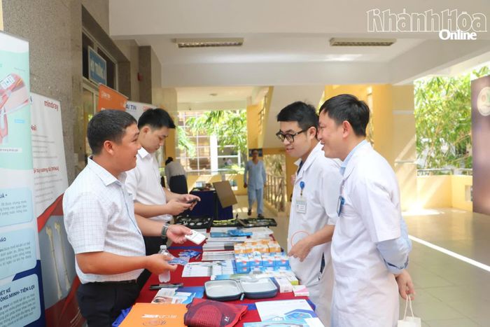 Hội thảo trưng bày nhiều sản phẩm hỗ trợ cho các kỹ thuật mới trong điều trị chấn thương do thể thao.