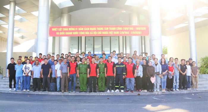 Lãnh đạo Báo và Phát thanh, Truyền hình Khánh Hòa; các cán bộ chữa cháy chuyên nghiệp cùng các học viên chụp ảnh lưu niệm tại lớp tập huấn.