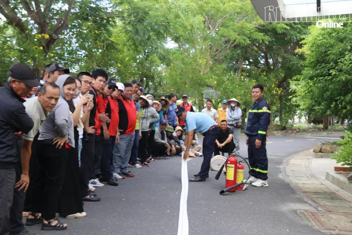 Học viên thực hành kỹ năng rải vòi chữa cháy.