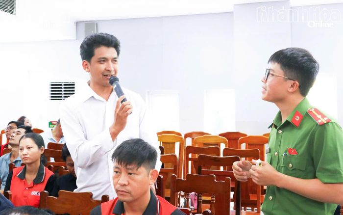 Học viên tham gia trả lời câu hỏi tìm hiểu kiến thức về phòng cháy, chữa cháy.