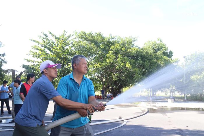 Học viên thực hành kỹ năng sử dụng lăng chữa cháy để dập lửa.