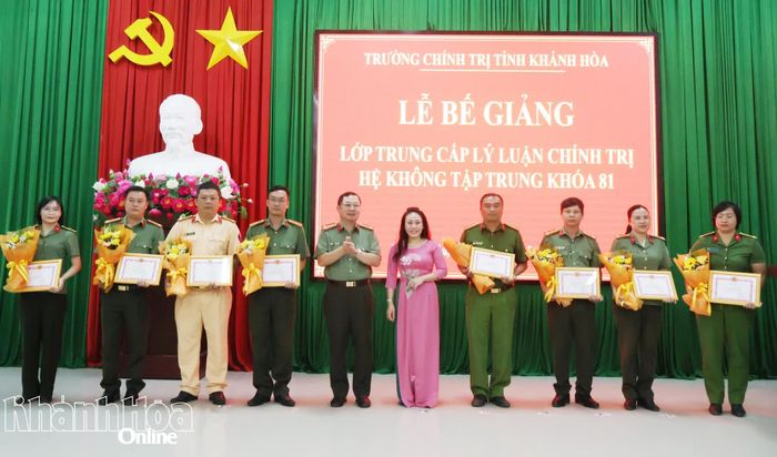Lãnh đạo Trường Chính trị tỉnh Khánh Hòa và Công an tỉnh trao giấy khen cho các học viên.