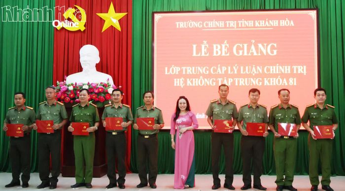 Lãnh đạo Trường Chính trị tỉnh Khánh Hòa trao bằng tốt nghiệp cho các học viên.