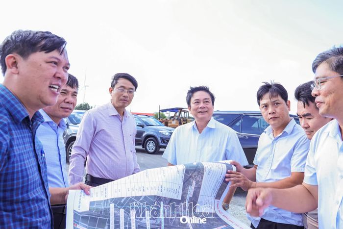 Đồng chí Lữ Thanh Hải khảo sát khu vực đề xuất thực hiện Dự án Nhà máy điện mặt trời Đông Quán Thẻ.