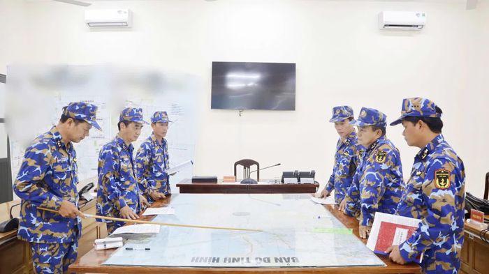 Đoàn kiểm tra thực hành xử trí tình huống tại Sở Chỉ huy của Lữ đoàn.