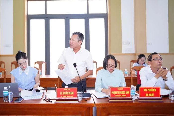 Lãnh đạo phường Ba Ngòi báo cáo tại buổi làm việc.