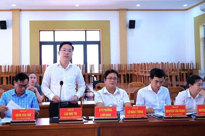 Lãnh đạo phường Cam Ranh báo cáo tại buổi làm việc.