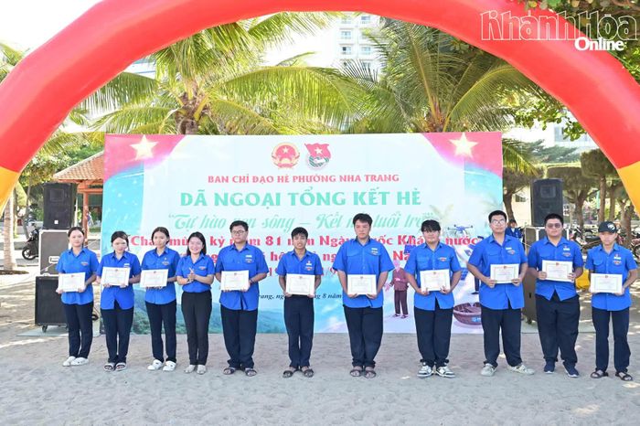 Đoàn phường Nha Trang trao giấy khen cho các đoàn viên, thanh niên.