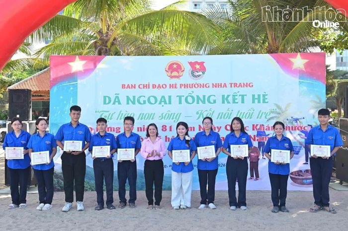 Các đại biểu trao giấy khen của Đoàn phường Nha Trang cho các đoàn viên, thanh niên có thành tích tốt trong hoạt động hè.