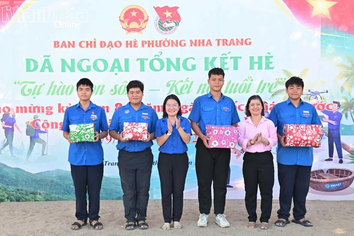 Đại biểu trao thưởng các nội dung team building cho các tập thể.