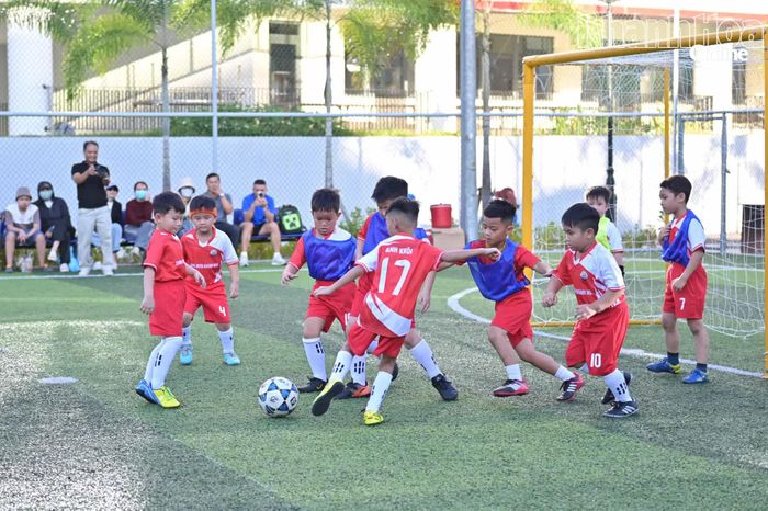 Các đội nhóm 5 đến 7 tuổi tranh tài.
