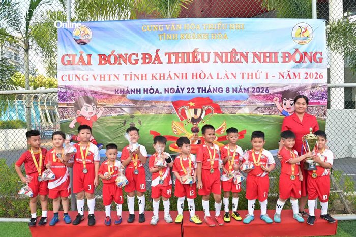 Ban tổ chức trao giải và quà cho các đội nhóm 5 đến 7 tuổi.