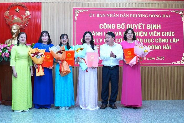 Lãnh đạo Đảng ủy và UBND phường Đông Hải trao quyết định bổ nhiệm Hiệu trưởng, Phó Hiệu trưởng Trường Mầm non Đông Hải.