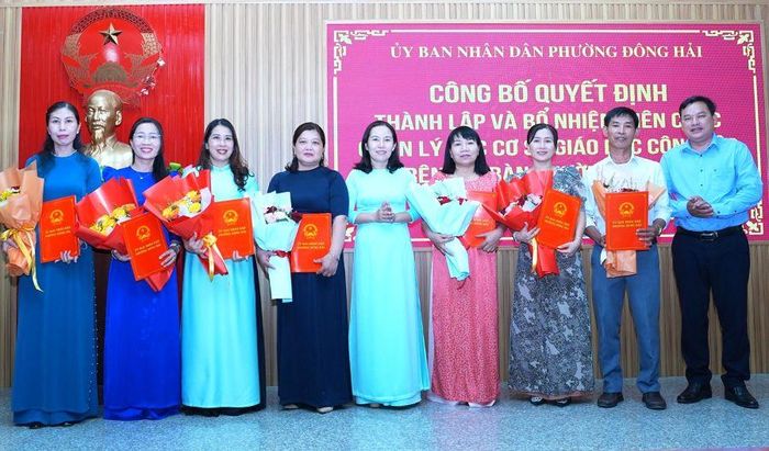 Thường trực HĐND, lãnh đạo UBND phường trao quyết định bổ nhiệm Hiệu trưởng, Phó Hiệu trưởng Trường Tiểu học Đông Hải.