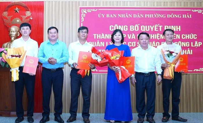 Lãnh đạo Đảng ủy và UBND phường trao quyết định bổ nhiệm Hiệu trưởng, Phó Hiệu trưởng Trường THCS Đông Hải.