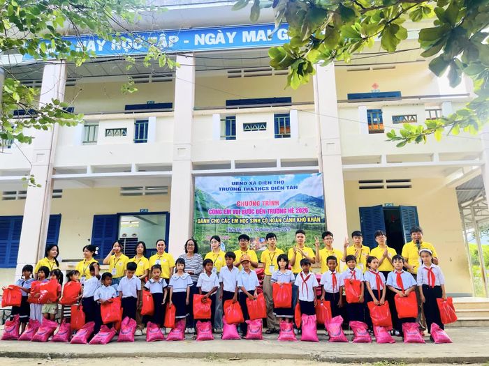 Ban tổ chức đã trao quà cho các em học sinh có hoàn cảnh khó khăn của nhà trường.