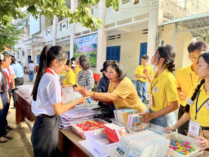 "Gian hàng 0 đồng" thu hút các em học sinh đến lựa chọn các dụng cụ học tập.