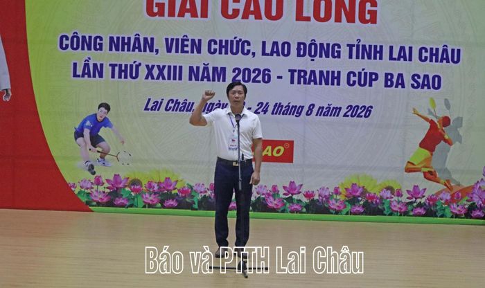 Huấn luyện viên tuyên thệ tại giải cầu lông.