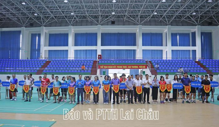 Ban Tổ chức trao cờ lưu niệm cho các đoàn vận động viên.