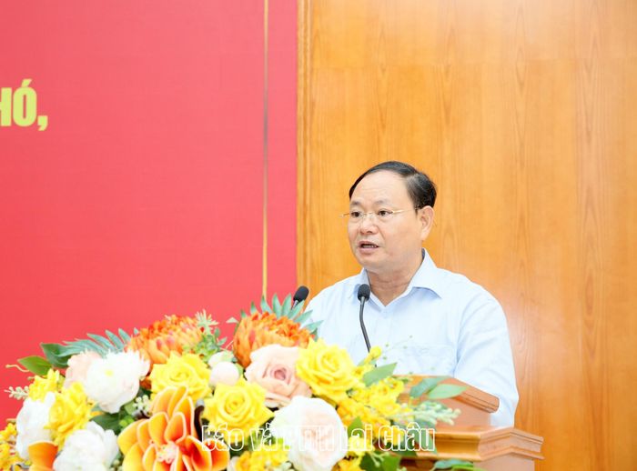 Đồng chí Lê Minh Ngân - Bí thư Tỉnh uỷ, Chủ tịch HĐND tỉnh phát biểu chỉ đạo hội nghị. 