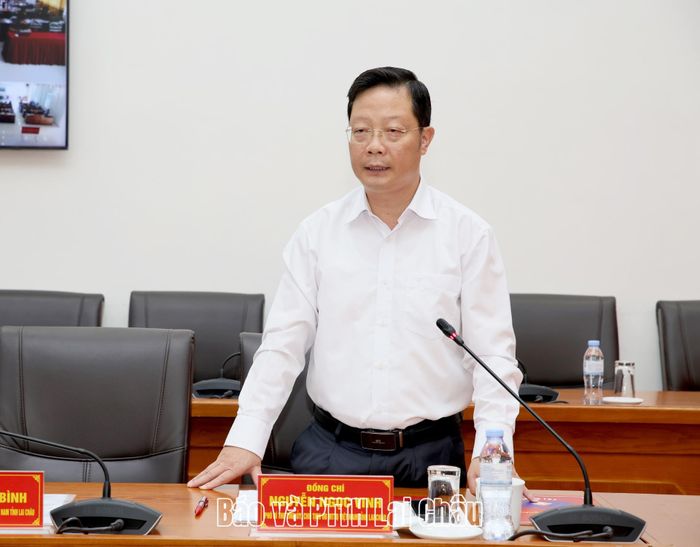 Đồng chí Nguyễn Ngọc Vinh - Phó Bí thư Tỉnh uỷ, Chủ tịch Uỷ ban MTTQ Việt Nam tỉnh phát biểu ý kiến tại hội nghị. 
