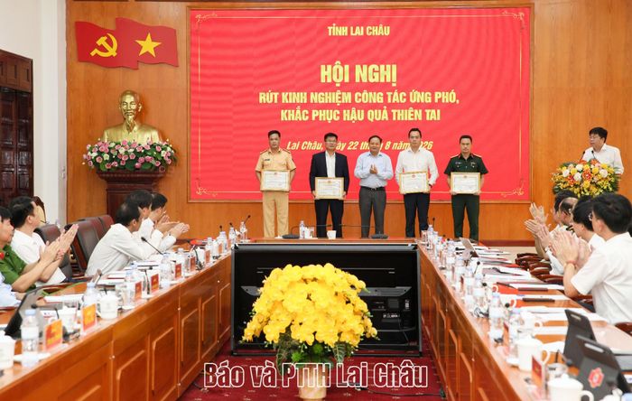 Đồng chí Lê Minh Ngân - Bí thư Tỉnh uỷ, Chủ tịch HĐND tỉnh tặng Bằng khen của Chủ tịch UBND tỉnh cho các tập thể.