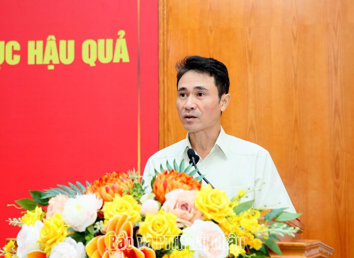 Đồng chí Hà Trọng Hải - Phó Chủ tịch UBND tỉnh báo cáo công tác ứng phó, khắc phục hậu quả thiên tai trên địa bàn tỉnh.