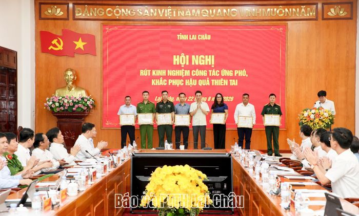 Đồng chí Hà Trọng Hải - Phó Chủ tịch UBND tỉnh tặng Bằng khen của Chủ tịch UBND tỉnh cho các cá nhân.