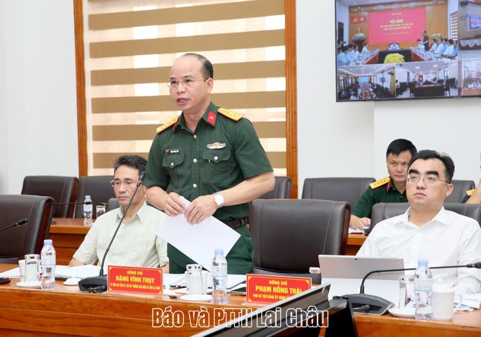 Lãnh đạo Bộ Chỉ huy Quân sự tỉnh phát biểu tại hội nghị. 