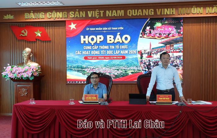 Đồng chí Phan Văn Ngọc - Chủ tịch UBND xã Than Uyên thông tin các hoạt động Tết Độc lập năm 2026 tại buổi họp báo.