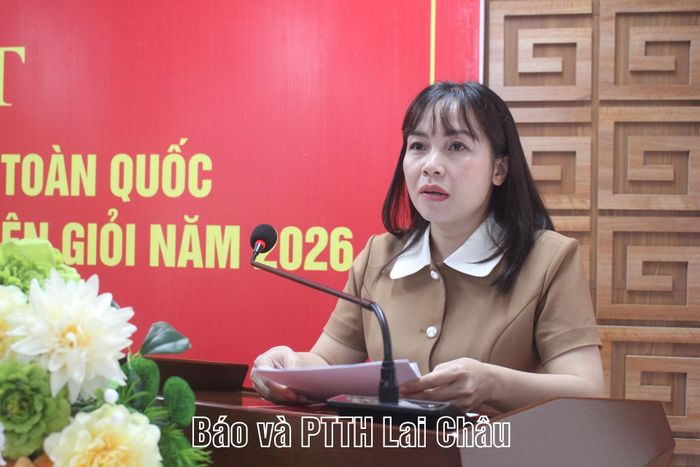Đồng chí Đào Thị Thanh Nhàn - Phó Trưởng Ban Thường trực Ban Tuyên giáo và Dân vận Tỉnh ủy trình bày báo cáo tại buổi gặp mặt.