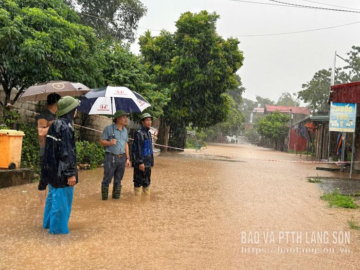 Các lực lượng chức năng phường Kỳ Lừa chăng dây tại khu vực chợ Bản Ngà, khối Bắc Đông để ngăn không cho người và phương tiện đi vào khu vực nguy hiểm