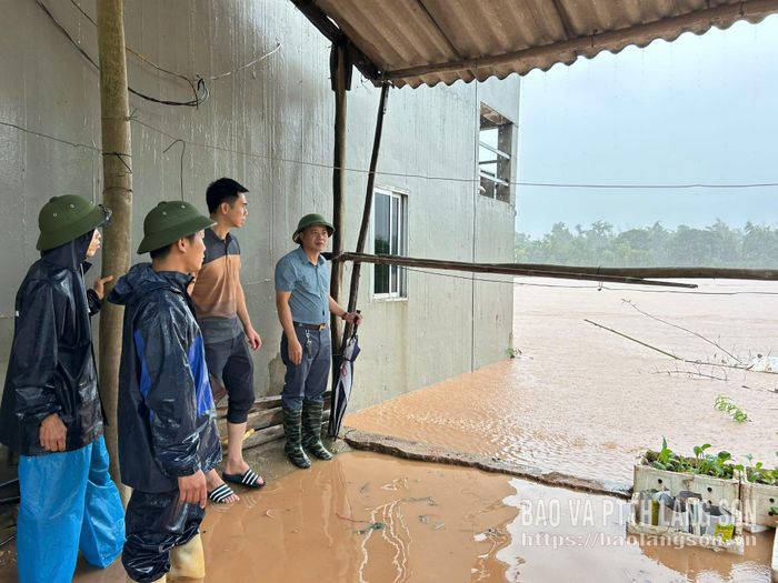 Lãnh đạo UBND phường Kỳ Lừa kiểm tra tình hình mưa lũ tại điểm chợ Bản Ngà, khối Bắc Đông
