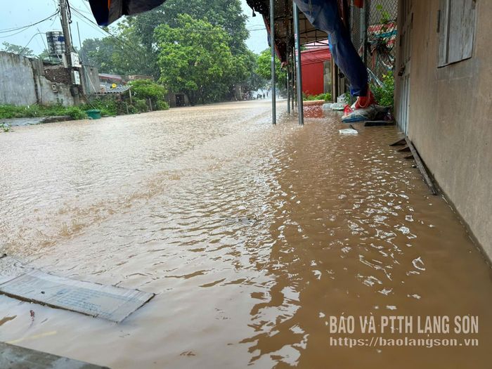 Nước sông Kỳ Cùng dâng cao tại địa bàn khối Bắc Đông, phường Kỳ Lừa, gây ngập úng nhiều hộ dân