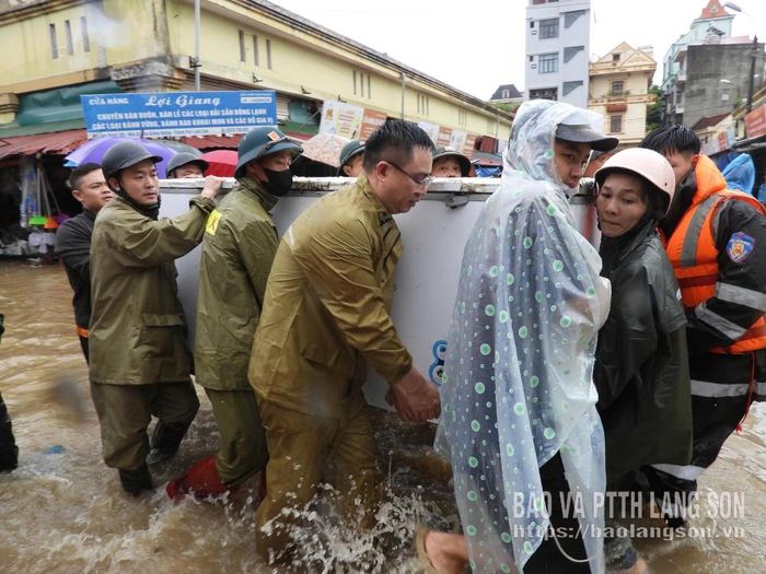 Chung tay hỗ trợ tiểu thương di chuyển hàng hoá, vật dụng ra khỏi khu vực ngập lụt