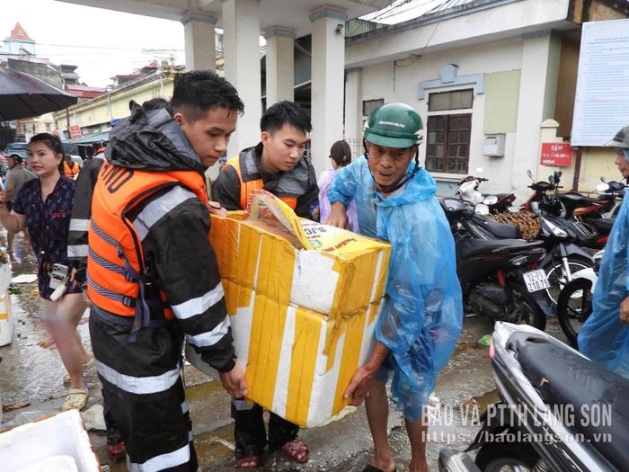Lực lượng Công an tỉnh hỗ trợ tiểu thương di chuyển hàng hoá đến nơi an toàn